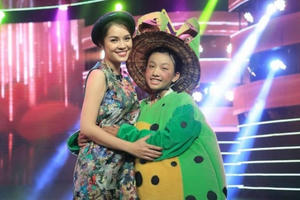 Á hậu Dương Cẩm Lynh thân thiết với con gái nuôi Phi Nhung trong hậu trường Sao Nối Ngôi Á hậu Dương Cẩm Lynh thân thiết với con gái nuôi Phi Nhung trong hậu trường Sao Nối Ngôi