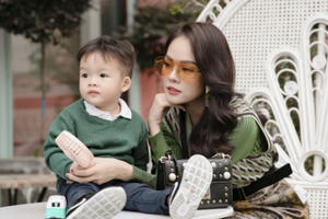 Dương Cẩm Lynh cùng con trai chụp bộ ảnh nhân dịp sinh nhật bé hai tròn hai tuổi Dương Cẩm Lynh cùng con trai chụp bộ ảnh nhân dịp sinh nhật bé hai tròn hai tuổi