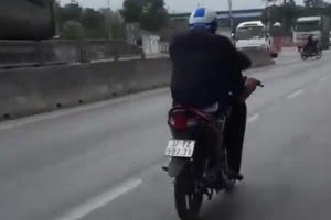 Ớn lạnh khi xem clip nam thanh niên dùng chân lái xe máy phóng như bay trên quốc lộ 1A
