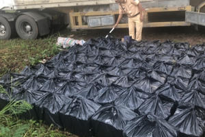 Đồng Nai: Dùng xe container vận chuyển hàng trăm chai rượu ngoại không rõ nguồn gốc Đồng Nai: Dùng xe container vận chuyển hàng trăm chai rượu ngoại không rõ nguồn gốc