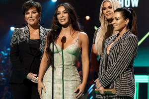 Chị gái Kim “siêu vòng 3” trang điểm màu nude, mặc hở bạo trên thảm đỏ