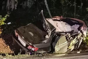 Video ghi lại vụ tai nạn kinh hoàng giữa xe biển xanh với xe container khiến 4 người thương vong