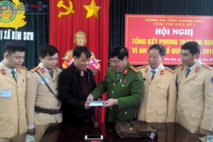 Thanh Hóa: CSGT Bỉm Sơn trao trả tài sản gần 1 tỉ đồng cho người đánh rơi