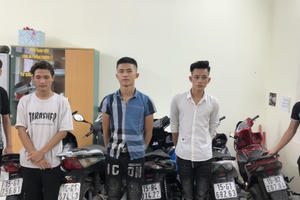 Hải Phòng: Đi xe không mũ, che biển số, nhóm thanh niên cầm vỏ chai đi ném người khác