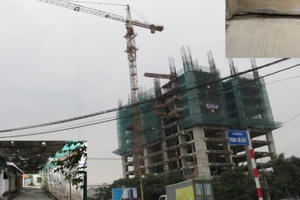 Cao ốc thành Vinh lừng lững, 'thi công chui' 8 tháng