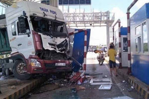 Lâm Đồng: Xe đầu kéo lao vào Trạm thu phí trên quốc lộ