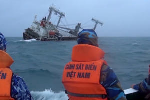 Tàu Panama chở 7.800 tấn hàng chìm trên biển Phú Quý, cứu hộ nhiều thuyền viên Tàu Panama chở 7.800 tấn hàng chìm trên biển Phú Quý, cứu hộ nhiều thuyền viên