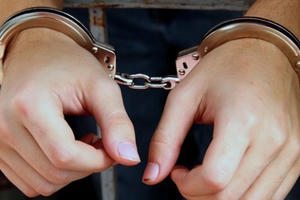 "Ăn cơm tù" vì giả cảnh sát để cướp tài sản