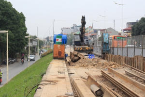 Hà Nội đang hạ cốt đê Nghi Tàm để xây cầu vượt