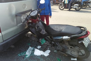 Tin tai nạn giao thông: Xe tay ga biến dạng sau khi "hôn" đuôi xe du lịch