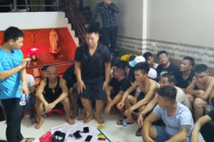 Triệt phá sới bạc "khủng" trang bị xe đưa đón "con bạc"