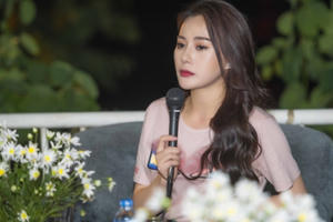 Phương Oanh khoe giọng hát trong buổi gặp fan