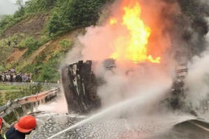 Xuống đèo Lò Xo, xe bồn lật nghiêng rồi bốc cháy
