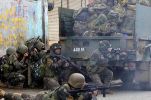 Quân đội Philippines dốc toàn lực giành lại thành phố từ tay phiến quân thân IS Quân đội Philippines dốc toàn lực giành lại thành phố từ tay phiến quân thân IS