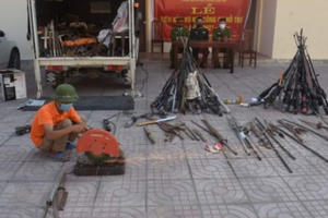 Nghệ An: Hàng trăm súng tự chế, dao kiếm được thu giữ tiêu hủy