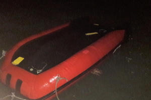 Xuồng cao su chở 7 người bị lật xuồng trên biển Cửa Lò Xuồng cao su chở 7 người bị lật xuồng trên biển Cửa Lò