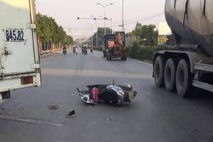 Hà Nội: Mẹ tử vong, con gái 7 tuổi nhập viện cấp cứu sau tai nạn với xe tải