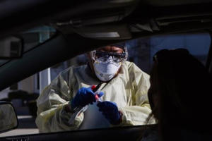 Cứ 17 người Mỹ có 1 người mắc COVID-19, tỷ lệ chết 1‰