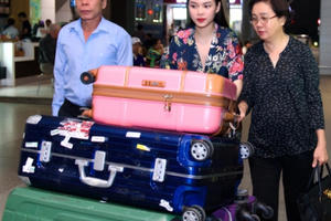 Giang Hồng Ngọc ôm tạm biệt cha ở sân bay trước khi sang Mỹ lưu diễn