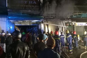 Hơn 100 chiếc xe bị thiêu rụi, nghi do chập điện