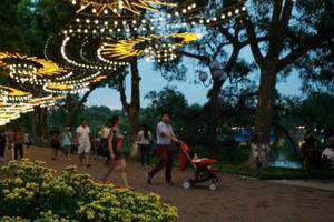 Đua nhau "tô son trát phấn" Thủ đô