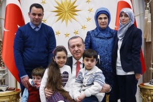 Tổng thống Erdogan gặp mặt bé gái 7 tuổi viết Twitter về thảm cảnh ở Syria