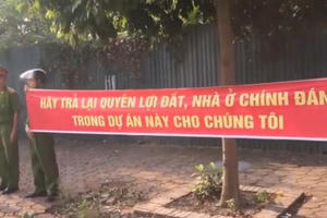 Công an Đông Anh nói về nhóm người mặc cảnh phục căng băng rôn đòi quyền lợi