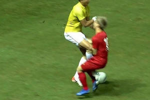 Báo Thái Lan kêu gọi phạt thẻ đỏ cầu thủ đá vào người Công Phượng