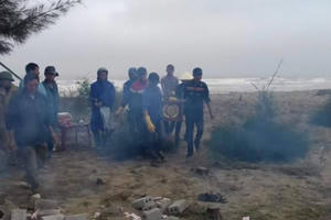 Thanh Hóa: Tập thể dục buổi sáng, người dân phát hiện thi thể mất đầu trôi dạt bờ biển