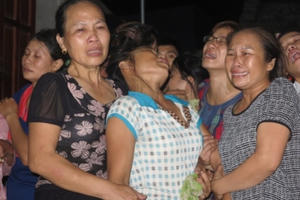 Nước mắt trong đêm trắng đón thi thể các nạn nhân vụ nổ xe khách tại Lào