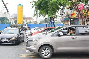 Thất thoát tiền tỷ phí đỗ xe: Tiền vào túi ai?