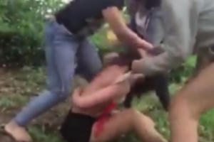 Hãi hùng xem clip thiếu nữ bị lột đồ, đánh đập dã man trong rừng