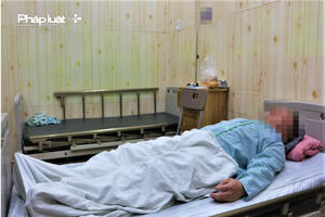 Hà Nội: Đang đi ăn cùng bạn, một thanh niên bị nhóm người không quen biết hành hung