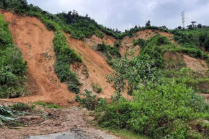 200 công nhân thủy điện Đak Mi 2 bị mắc kẹt, dự kiến điều máy bay thả lương thực