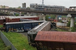 Tàu hỏa trật bánh tại thủ đô Washington làm rò rỉ hóa chất độc hại