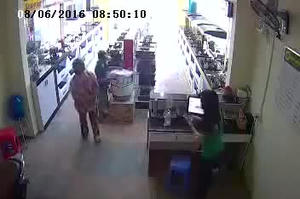 Clip: Người lớn đánh lạc hướng cho trẻ con trộm đồ