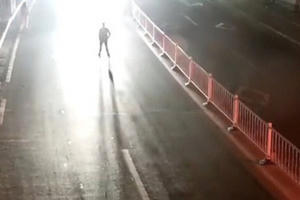 [Clip]: Rợn người cảnh người đàn ông ra giữa đường quỳ gối bị xe tải tông trúng