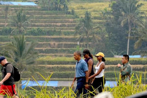Gia đình Cựu tổng thống  Obama “du ngoạn” trên cánh đồng lúa ở Indonesia