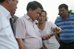 Chủ tịch Nguyễn Đức Chung thị sát tìm hiểu hiện tượng cá chết hàng loạt ở hồ Tây