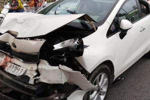 Kinh hoàng ô tô Kia Rio húc văng người đàn ông trên đường