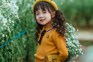 Tan chảy với mẫu nhí Hà Thành dạo chơi trong vườn cúc họa mi