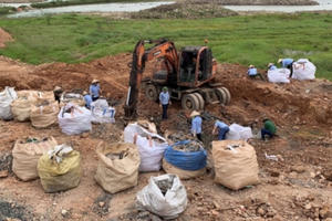 Đã khai quật hàng trăm tấn chất thải tại dự án của Công ty Khải Hồng