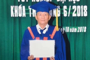 Ông lão sửa xe đạp chinh phục ước mơ cử nhân luật ở tuổi 70