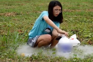 Hot girl 'đầu độc' trẻ bằng trò lố trên mạng xã hội