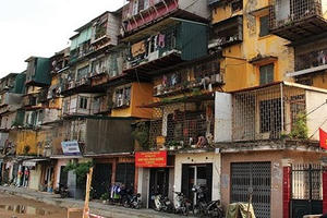 Địa ốc 7AM: Khó khăn tạm cư, Hà Nội khởi động lại siêu dự án ven sông Hồng