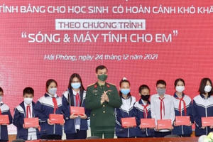 Trao gần 3.000 máy tính bảng cho học sinh có hoàn cảnh khó khăn ở Hải Phòng