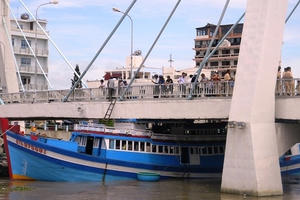 Bình Thuận: Cố chui qua gầm cầu, tàu cá mắc kẹt