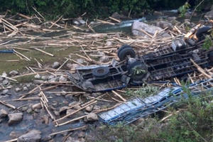 Xe chở keo lao xuống suối, 3 người thương vong