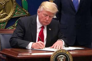 Mỹ sẽ thực thi lệnh cấm đi lại 'theo trình tự'