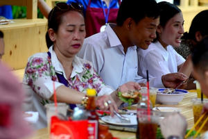 Phố hàng rong Sài Gòn đã có... bàn ăn